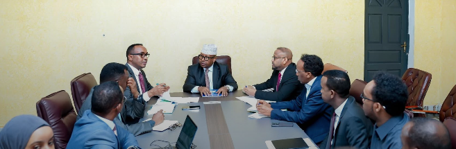 Wasiirka Arrimaha Dibadda Fiqi oo gudoomiyay shir ku saabsan abaaraha gudaha dalka